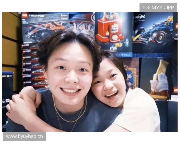 陈艺文这反差也太狠了吧，跳台上像刀锋，视频里笑得像个会刷爆信用卡的闺蜜